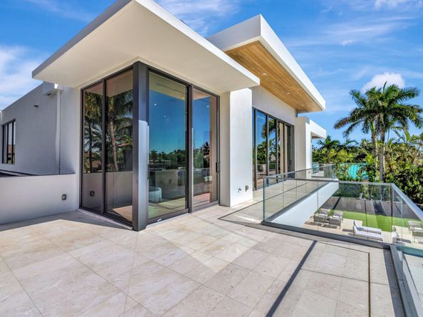 2560 Del Lago Dr, Fort Lauderdale FL 33316