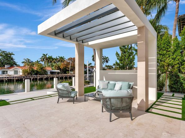 2560 Del Lago Dr, Fort Lauderdale FL 33316