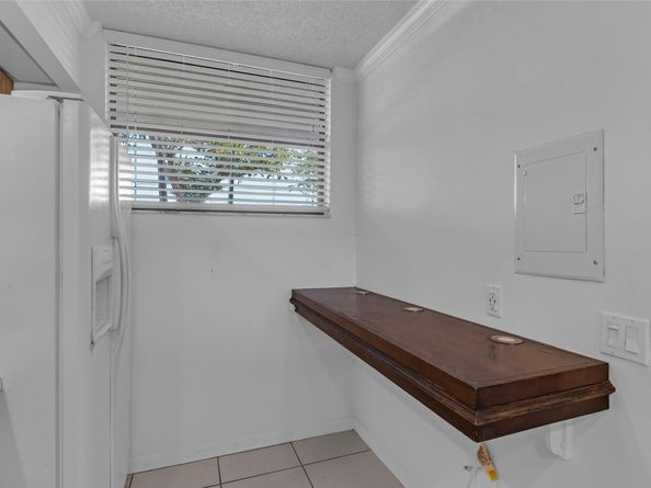 114 Lake Emerald Dr 107, Oakland Park FL 33309