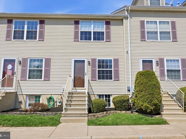 33 Carriage Knoll Court, Langhorne PA 19047