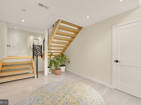 8165 E Beach Drive NW, Washington DC 20012