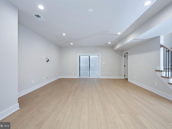 880 N Madison Street, Arlington VA 22205
