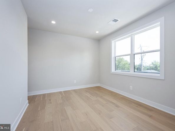 880 N Madison Street, Arlington VA 22205