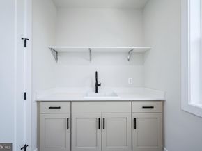 880 N Madison Street, Arlington VA 22205