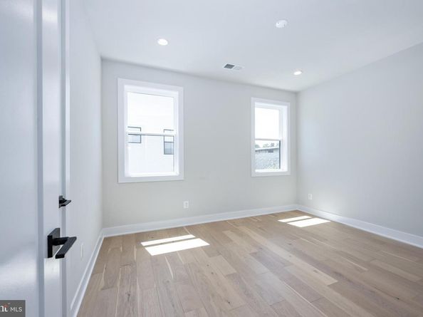 880 N Madison Street, Arlington VA 22205