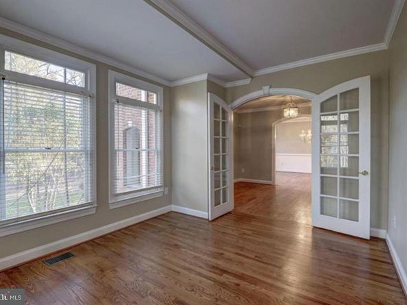 2082 Hunters Crest Way, Vienna VA 22181