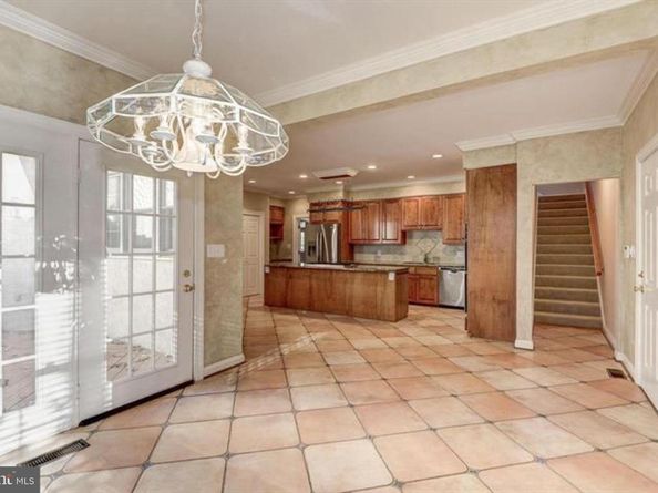 2082 Hunters Crest Way, Vienna VA 22181