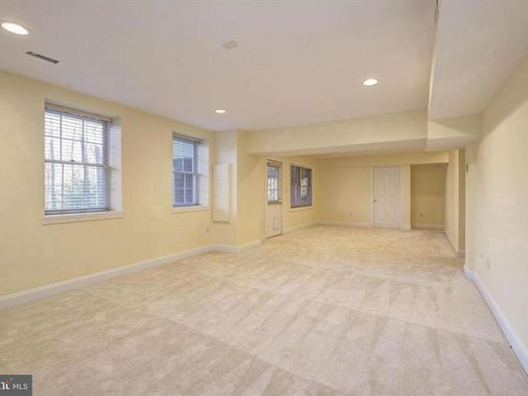 2082 Hunters Crest Way, Vienna VA 22181