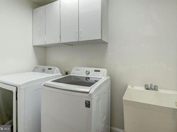 2082 Hunters Crest Way, Vienna VA 22181