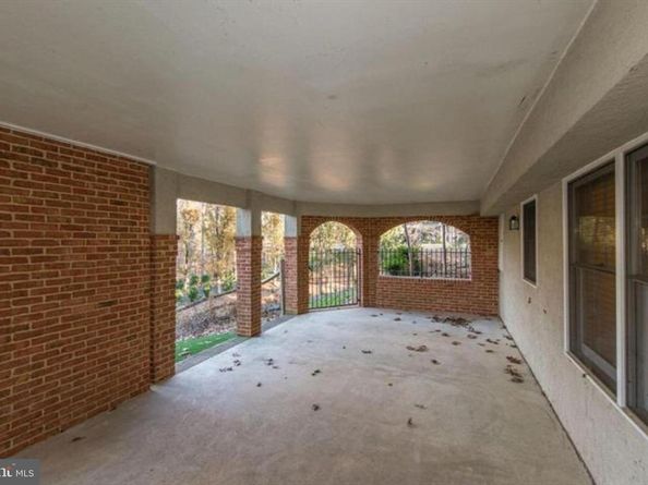 2082 Hunters Crest Way, Vienna VA 22181