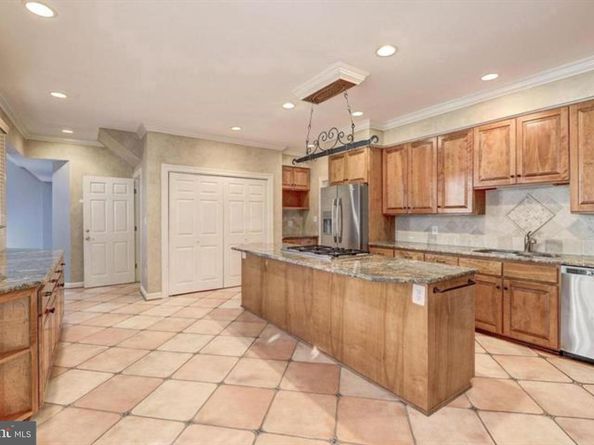 2082 Hunters Crest Way, Vienna VA 22181