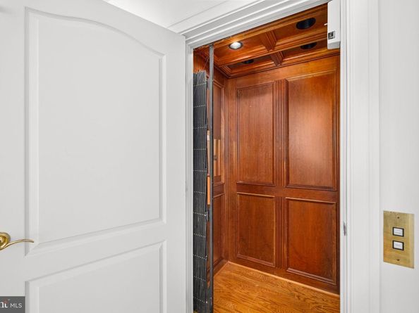 1200 Hunters Grove Court, Mclean VA 22102
