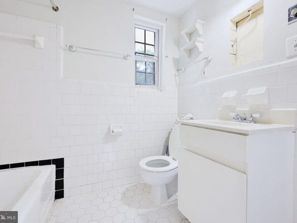 1814 W Abingdon Drive 201, Alexandria VA 22314