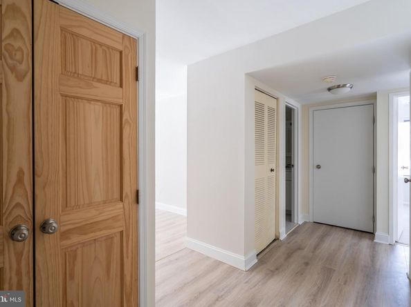 9713 Kings Crown Court 102, Fairfax VA 22031