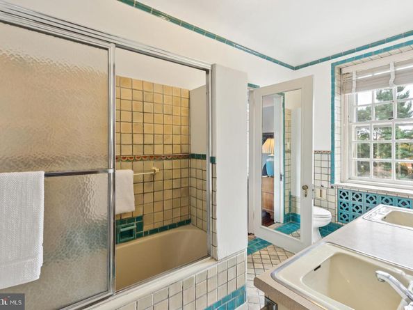 8600 Seminole Street, Philadelphia PA 19118