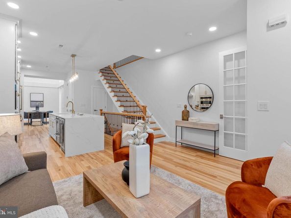 202 Spruce Street, Philadelphia PA 19106