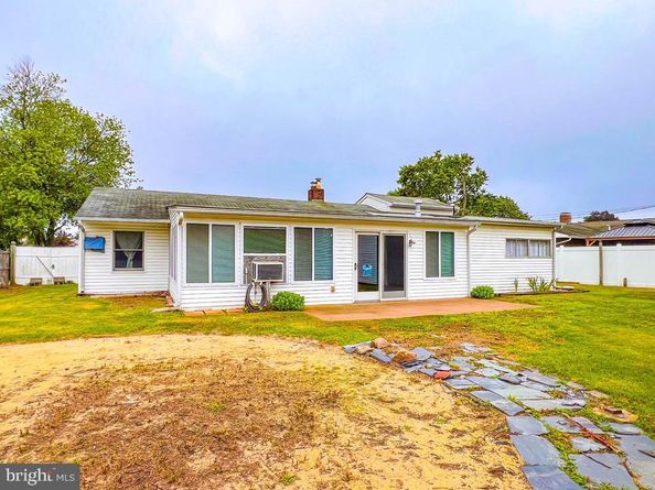 237 Lakeside Drive N, Levittown PA 19054