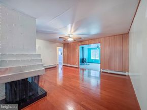 237 Lakeside Drive N, Levittown PA 19054