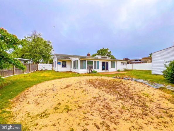 237 Lakeside Drive N, Levittown PA 19054