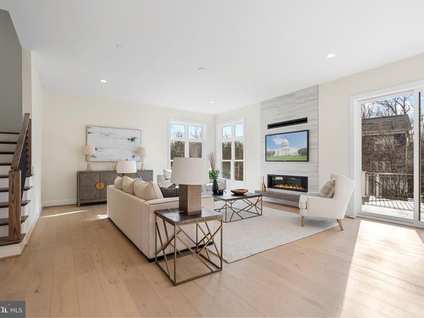 8619 Redwood, Vienna VA 22180