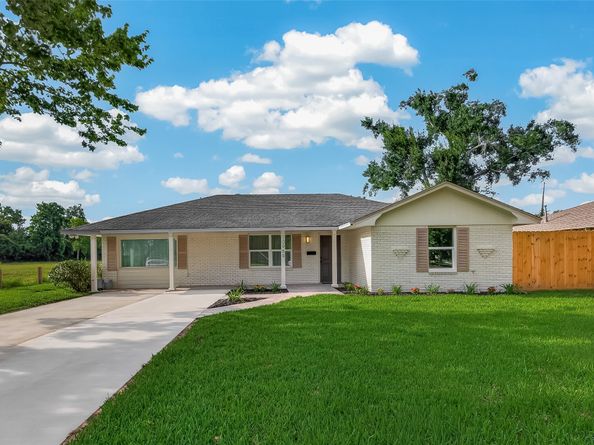 10966 Shadow Wood Dr, Houston TX 77043