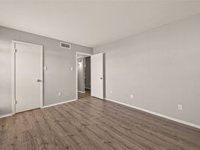 7313 Gulf Freeway 904, Houston TX 77017