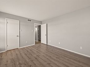 7313 Gulf Freeway 904, Houston TX 77017