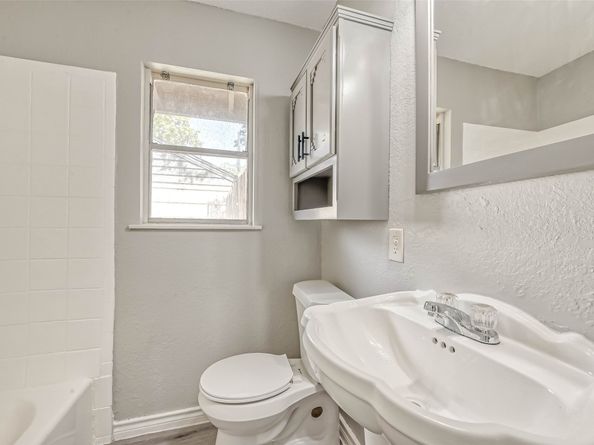 5962 Willow Glen Drive, Houston TX 77033