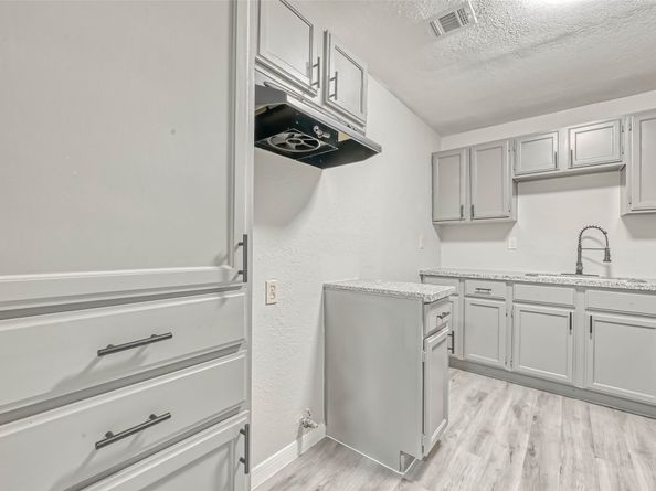 5962 Willow Glen Drive, Houston TX 77033