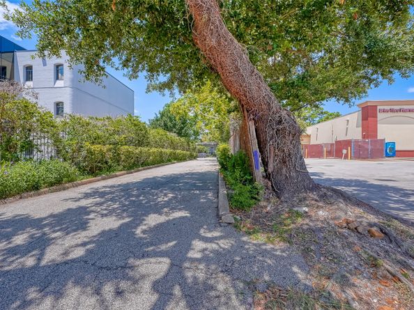 8211 Katy Freeway 19, Houston TX 77024