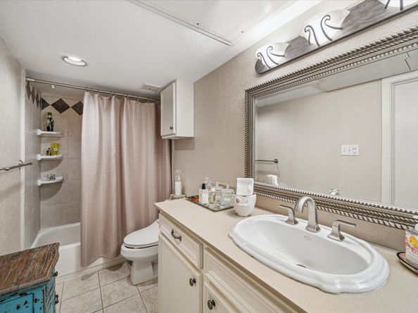 2238 S Piney Point Road 204, Houston TX 77063