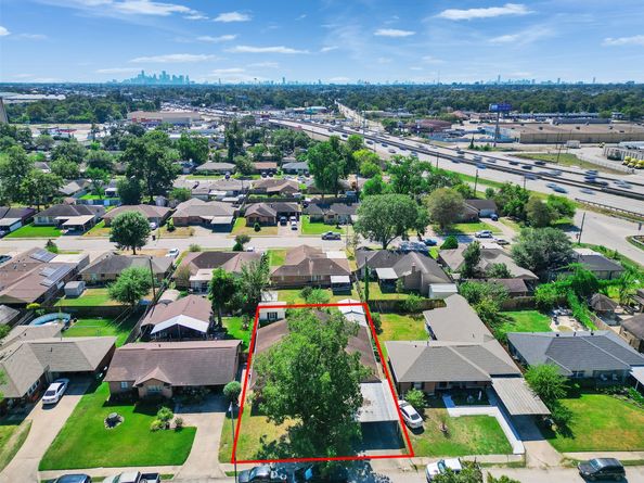 261 W Spreading Oak Drive, Houston TX 77076