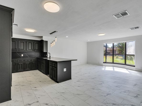 261 W Spreading Oak Drive, Houston TX 77076