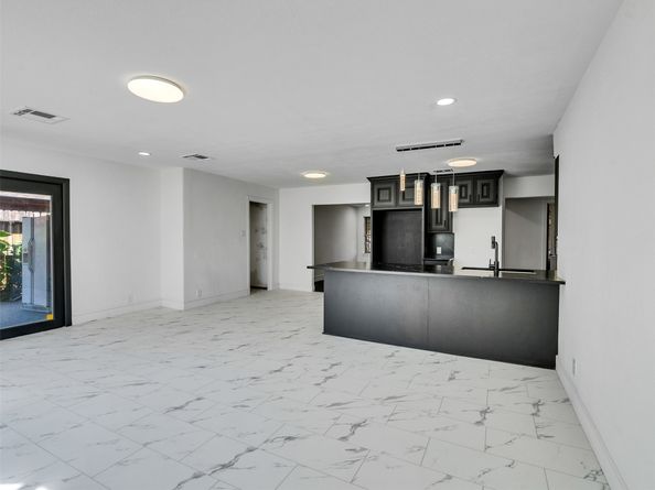 261 W Spreading Oak Drive, Houston TX 77076