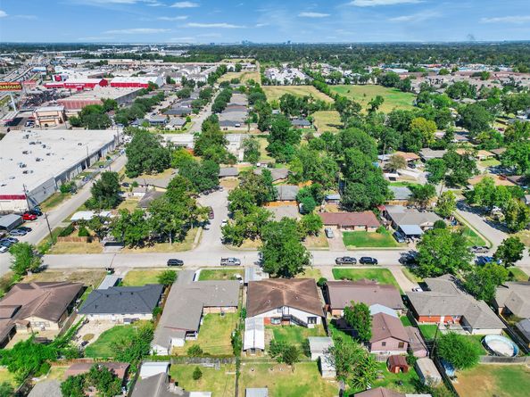 261 W Spreading Oak Drive, Houston TX 77076