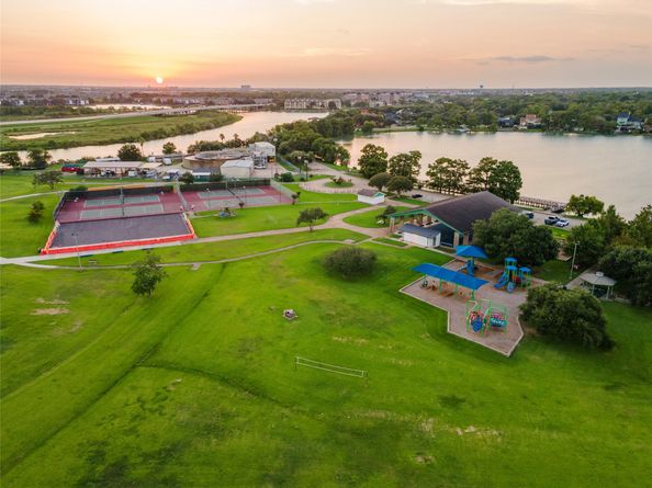 1902 Port Royal Drive, Nassau Bay TX 77058