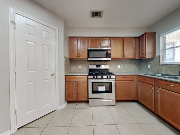 2343 Village Leaf Drive, Spring TX 77386