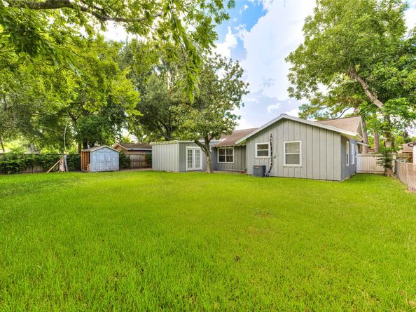 6817 Roos Road, Houston TX 77074