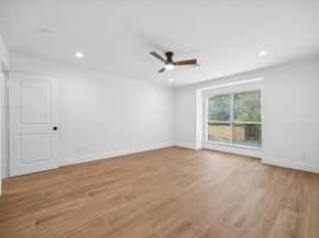 11840 Barryknoll Lane 8, Houston TX 77024