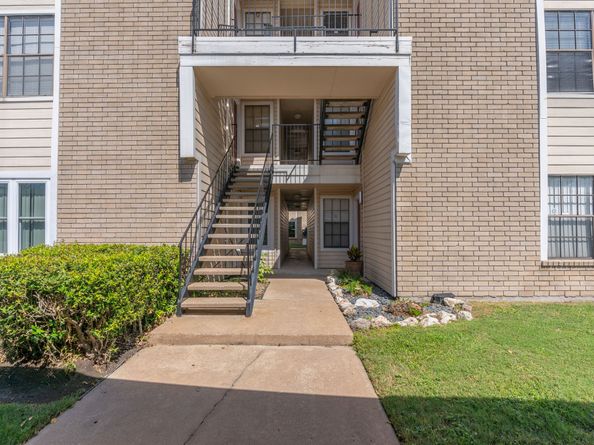 2750 Holly Hall Street 1806, Houston TX 77054