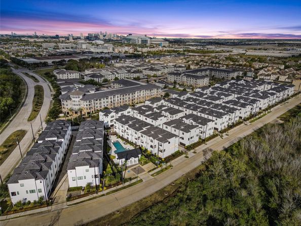 2818 Grand Fountains Drive B, Houston TX 77054