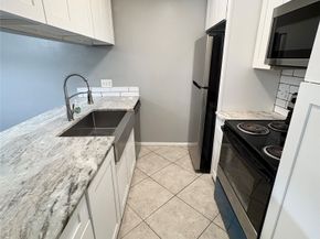 3015 Walnut Bend Lane 13, Houston TX 77042