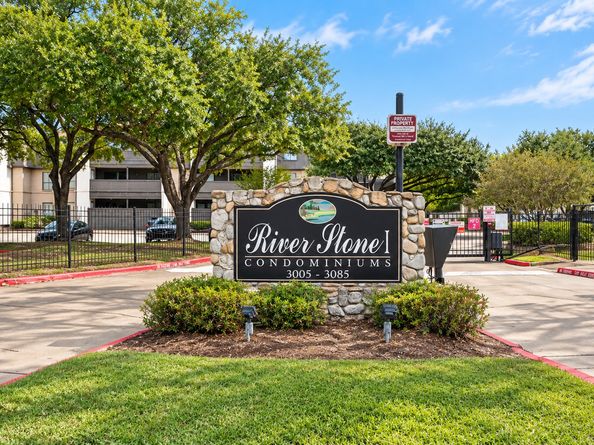 3035 Walnut Bend Lane 33, Houston TX 77042