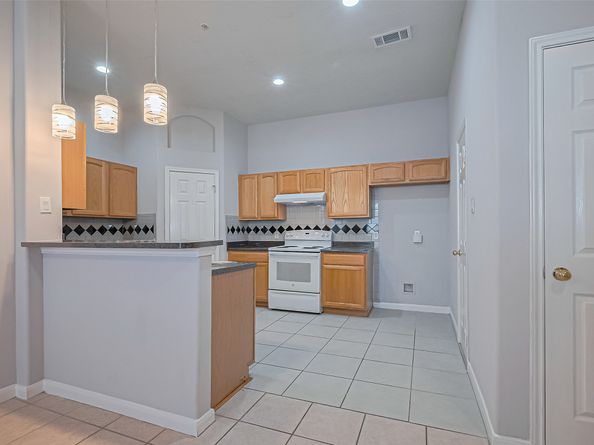 2710 Grants Lake Boulevard L8, Sugar Land TX 77479