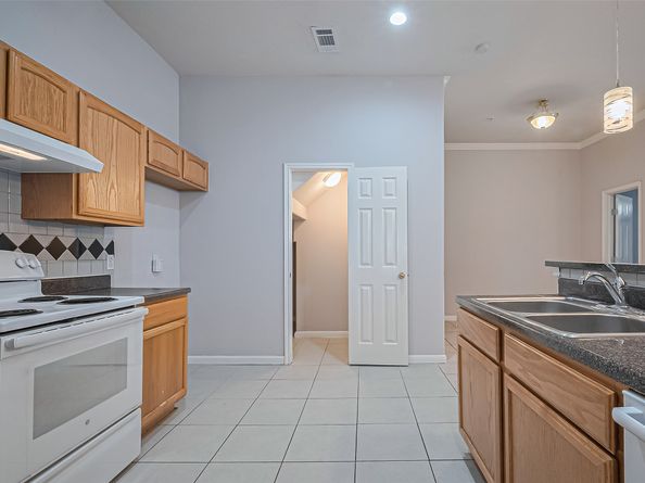 2710 Grants Lake Boulevard L8, Sugar Land TX 77479