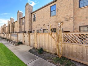 9850 Pagewood Lane 1302, Houston TX 77042