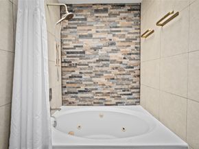 9850 Pagewood Lane 1302, Houston TX 77042