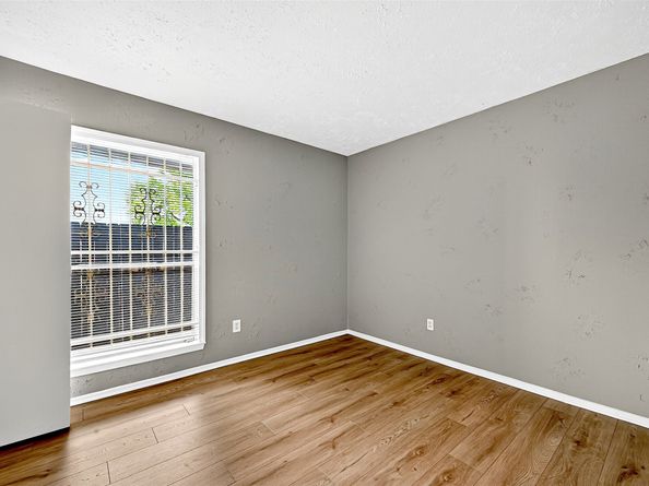 7313 Gulf Freeway 814, Houston TX 77017