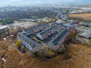 5 Creekside Ct, Secaucus NJ 07094