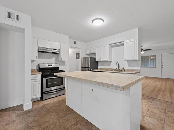 2303 E Side DR 102, Austin TX 78704